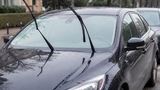 Gestul banal care &icirc;ți poate aduce probleme cu legea. Ce riști dacă ridici ștergătorul unei mașini parcate neregulamentar