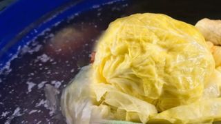 Varză murată cu sfeclă roșie. Are o culoare deosebită și se păstrează crocantă toată iarna