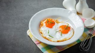 Ouăle prăjite, mai mult dec&acirc;t un mic dejun banal. Cum le pregătesc marii bucătari