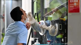 COVID-19 revine &icirc;n forță cu &bdquo;Cicada&rdquo;, cea mai nouă variantă a virusului. Ce simptome are și care e pericolul