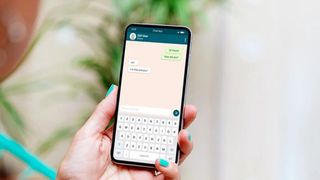 WhatsApp schimbă modul &icirc;n care sunt gestionate mesajele netrimise. Noua alertă ajunge pe telefon