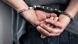 L-au &icirc;ncătușat &icirc;n timp ce murea: adolescent &icirc;njunghiat, tratat de poliție ca agresor
