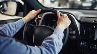 Cea mai frecventă problemă care &icirc;i lasă pe șoferi &icirc;n drum. Semnele pe care mașina le arată din timp, explicate de un mecanic auto