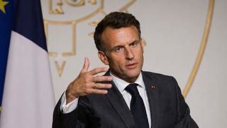 &bdquo;Macron a fost detronat&rdquo;. Un octogenar a deschis focul, convins că a &icirc;nceput revoluția, &icirc;mpușc&acirc;nd doi jandarmi