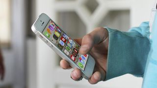 O cutie te poate scăpa de dependența de telefon. Povestea studentului care a găsit soluția