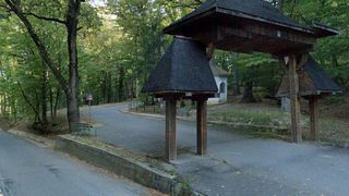 Cum a supraviețuit un loc sf&acirc;nt prigoanelor și timpului. Povestea unei mănăstiri ascunse &icirc;n pădure