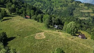 Rom&acirc;nia ascunsă la capătul unei scări de lemn. Drumul spectaculos către un sat uitat de lume