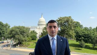 Dragoș Spr&acirc;nceană &icirc;l acuză pe George Simion că e &bdquo;trădător de țară&rdquo;. Rom&acirc;nul prezent &icirc;n preajma lui Trump, dezvăluiri despre Visa Waiver