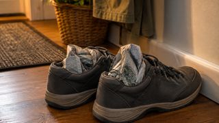 De ce se pune ziar &icirc;n pantofi peste noapte. Trucul vechi care &icirc;ncă poate fi util