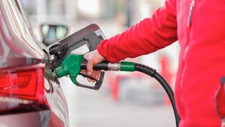 Prețurile carburanților marți, 31 martie. C&acirc;t plătesc șoferii pentru un litru de benzină &icirc;n București, Timișoara și Iași