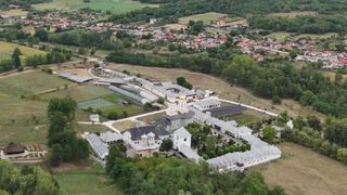 Povestea Mănăstirii Dintr-un lemn. Minunea trăită de un pustnic a scos la lumină un așezăm&acirc;nt monahal unic &icirc;n lume