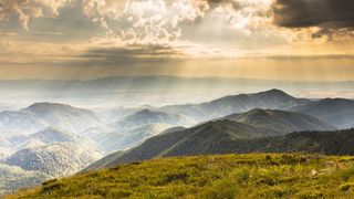 Povestea cetății uitate din Apuseni. Tunelul secret, trădarea și blestemul care ar dăinui de secole