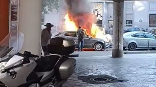 Mașina unui instructor auto cunoscut pe TikTok a luat foc &icirc;n mers, pe un bulevard din București