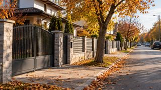 C&acirc;nd ești obligat să-ți lași vecinul să intre &icirc;n curte. Puțini proprietari cunosc această regulă