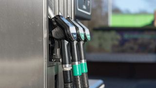 Carburanții s-ar putea scumpi cu 15% &icirc;n următoarea perioadă. Ce prețuri sunt azi la pompă