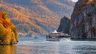Trei destinații spectaculoase din Rom&acirc;nia, unde toamna &icirc;și arată frumusețea. Locurile care merită descoperite &icirc;ntr-o escapadă de weekend