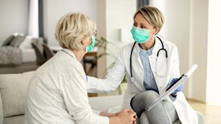 Tot ce trebuie să știi despre serviciile gratuite oferite de medicul de familie la domiciliu. În ce situații le poți solicita