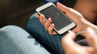 De ce se descarcă telefonul repede. Setări care te sabotează