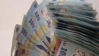 C&acirc;nd intră pensiile și alocațiile pe card &icirc;n august 2026. Calendarul complet al plăților
