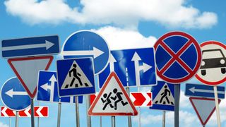 Indicatorul rutier pe care mulți șoferi nu &icirc;l &icirc;nțeleg. Ce trebuie să faci c&acirc;nd &icirc;l vezi