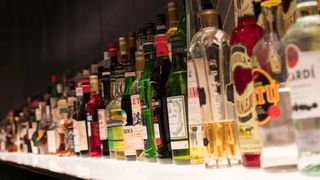 Vin, bere sau băutură spirtoasă? Un studiu a stabilit care e mai puțin nociv pentru organism