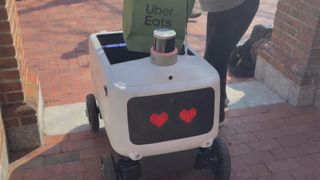 Roboții Uber Eats aduc tensiuni pe străzile din Philadelphia. Locuitorii reacționează agresiv