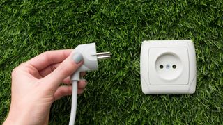 Dispozitivele care trebuie scoase din priză atunci c&acirc;nd plecăm de acasă. Lista unui electrician