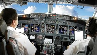 Cum poți deveni pilot &icirc;n Rom&acirc;nia și care sunt pașii oficiali pentru a obține licența de zbor