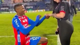 Povestea de iubire a unui fotbalist a devenit celebră. La trei zile de la cererea &icirc;n căsătorie, relația s-a &icirc;ncheiat