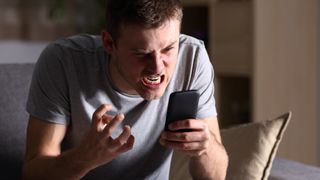 Mulți rom&acirc;ni se pl&acirc;ng de bateria telefonului. Vara vine cu o surpriză neplăcută
