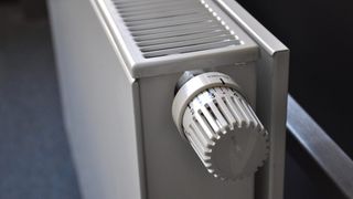 Aerisirea caloriferelor &icirc;nainte de sezonul rece. Cum se face corect și care sunt semnele că trebuie repetată