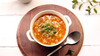 Viață lungă &icirc;ntr-o oală. Rețeta de supă m&acirc;ncată zilnic de cea mai longevivă familie din lume