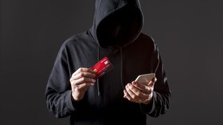 Mesajele SMS &icirc;ți pot goli contul fără cod PIN. Cum funcționează escrocheria &bdquo;Curierul&rdquo;