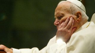Procesiune cu relicva Sf&acirc;ntului Ioan Paul al II-lea pe străzile Bucureștiului