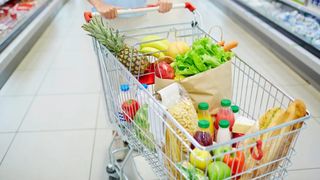 Strategiile viclene din supermarketuri. Cum ajungi să cumperi și ce nu îți propui