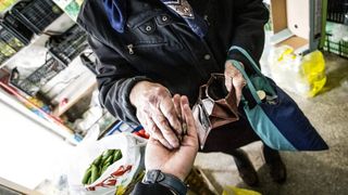 Inflația estimată de BNR lovește &icirc;n puterea de cumpărare a pensionarilor. Cum pierd seniorii bani