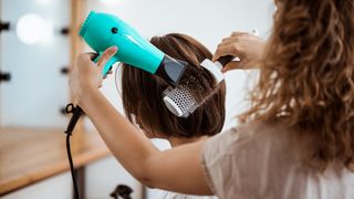 Ce coafuri și tunsori se poartă &icirc;n 2026. Sfatul specialistului pentru o rutină corectă