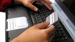 Noi escrocherii online vizează utilizatorii de Facebook, TikTok și Instagram. Inteligența artificială, sursă pentru fraudele pe rețelele sociale