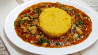 Tocăniță de ciuperci cu mămăligă. O poți pregăti &icirc;n Postul Mare