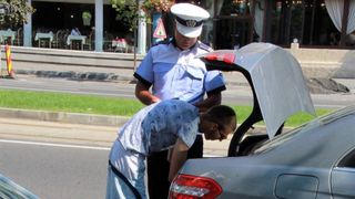 Ce au voie să facă polițiștii &icirc;n timpul controalelor din trafic. Adevărul despre drepturile șoferilor