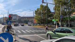 Ce prevede Codul rutier despre &icirc;ntoarcerea la semafor. Regula pe care mulți șoferi o confundă