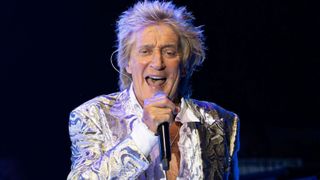 Rod Stewart &icirc;și &icirc;nfurie fanii: a anulat un concert, dar a fost văzut la meciul Scoției