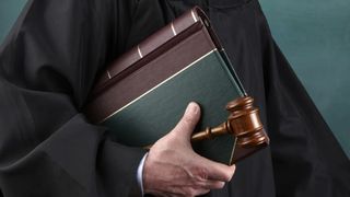 Judecătorul Alin Ene a publicat salariile din justiție: C&acirc;t plătește statul pentru fiecare dosar soluționat