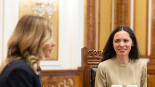 Wooooow! Rochia superbă purtată de Mirabela Grădinaru la &icirc;nt&acirc;lnirea cu soția lui Zelenski. Ținuta i-a scos &icirc;n evidență silueta de model. Toți au rămas mască c&acirc;nd au văzut-o / GALERIE FOTO