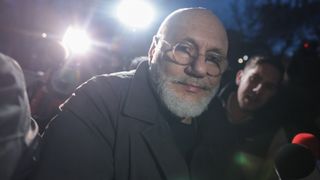 Imagini ȘOCANTE cu Cristian Andrei &icirc;n cătușe. Ce ține &icirc;n m&acirc;nă falsul psiholog, răsturnare de situație &icirc;n scandalul momentului