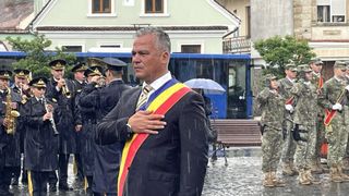 Ce AVERE are Adrian Veștea. Noul premier propus este plin de bani. Are multe terenuri agricole, forestiere și intravilane, o vilă și un apartament și economii &icirc;n bănci. Și asta nu e tot