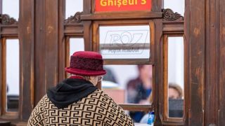 C&acirc;nd se plătesc pensiile &icirc;n august 2026. Datele la care ajung banii prin Poșta Rom&acirc;nă și pe card