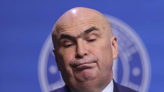 O nouă LOVITURĂ! Bolojan a dat o lege care-i afectează pe toţi românii. Pot ajunge la spital şi să piardă jumătate din salariu!