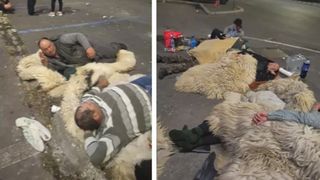 Imagini ȘOCANTE cu ciobanii care au rămas peste noapte &icirc;n București. Protestele continuă și azi. Oamenii s-au &icirc;nvelit cu cojocul și s-au culcat pe jos, &icirc;n Piața Victoriei / VIDEO