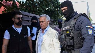 Gestul făcut de Călin Georgescu &icirc;n cătușe la ieșirea din sediul DIICOT i-a lăsat mască pe toți! NIMENI nu se aștepta